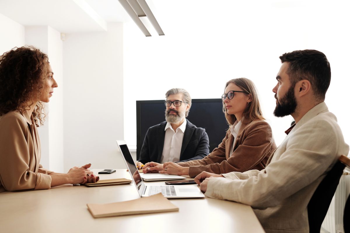Equipe em reunião de negócios em ambiente corporativo moderno e profissional