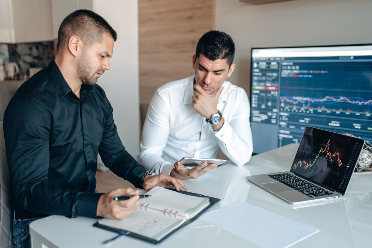 Equipe analisando dados e estratégias tributárias